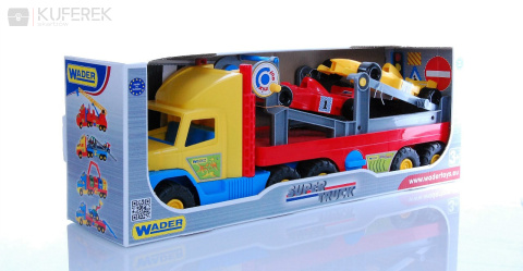Samochód ciężarowy z wyścigówkami sportowymi. Zabawka dla dzieci.