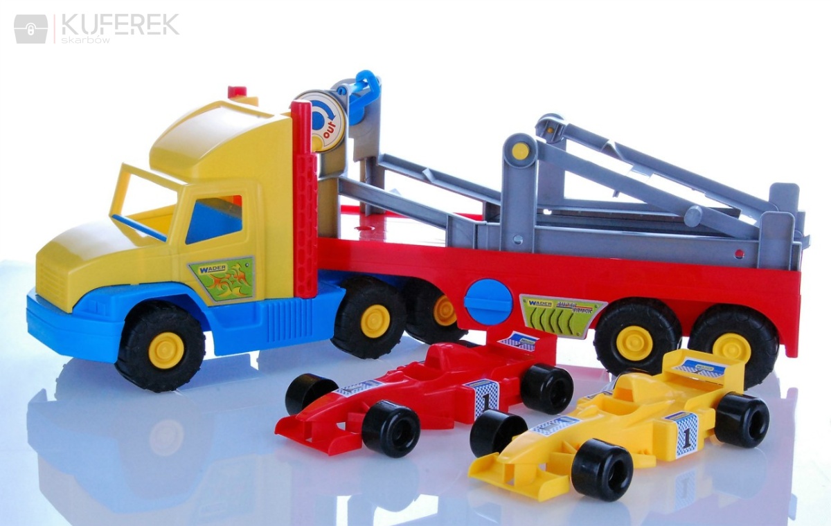 Samochód ciężarowy z wyścigówkami sportowymi. Zabawka dla dzieci.